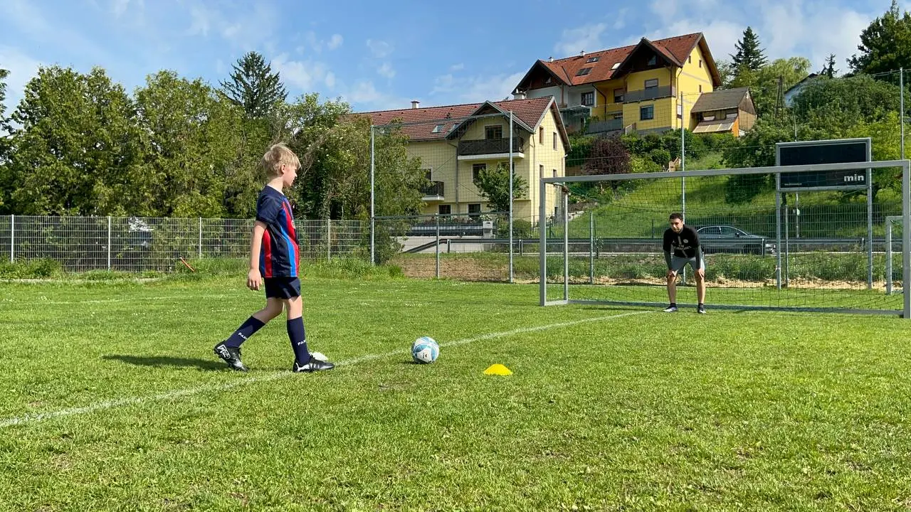 Kinder haben Spaß beim Fußball